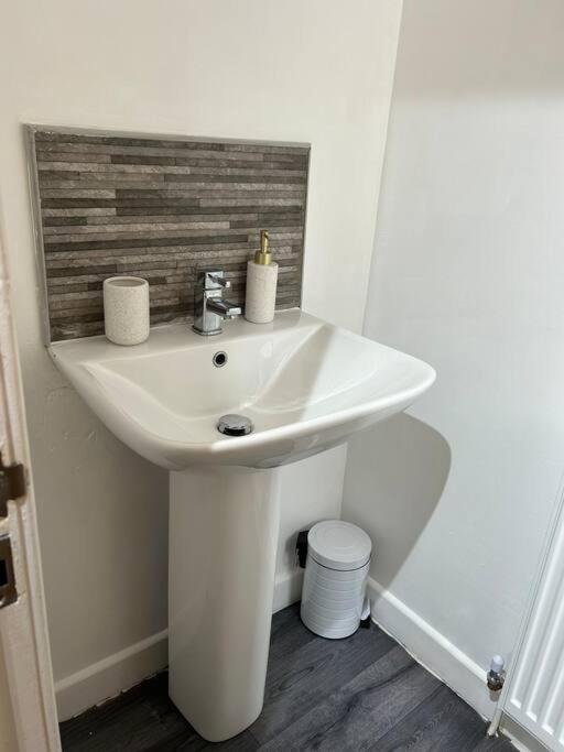 Spacious Homely 3 Bed Property Newcastle-under-Lyme Exterior foto